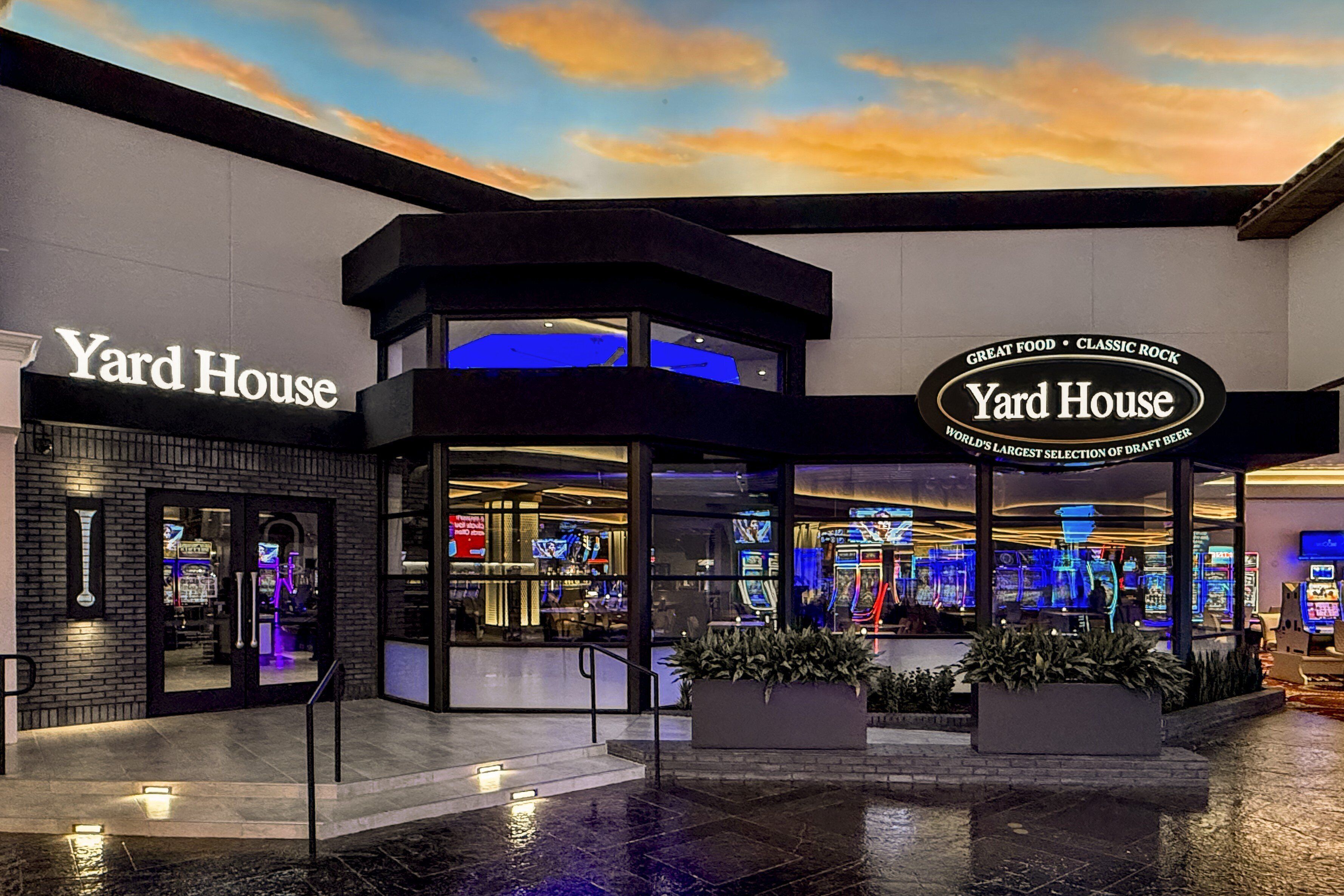 Moderni rakennus, jonka kyltissä lukee: ”Yard House” ja ”Erinomaista ruokaa – klassista rockia”.