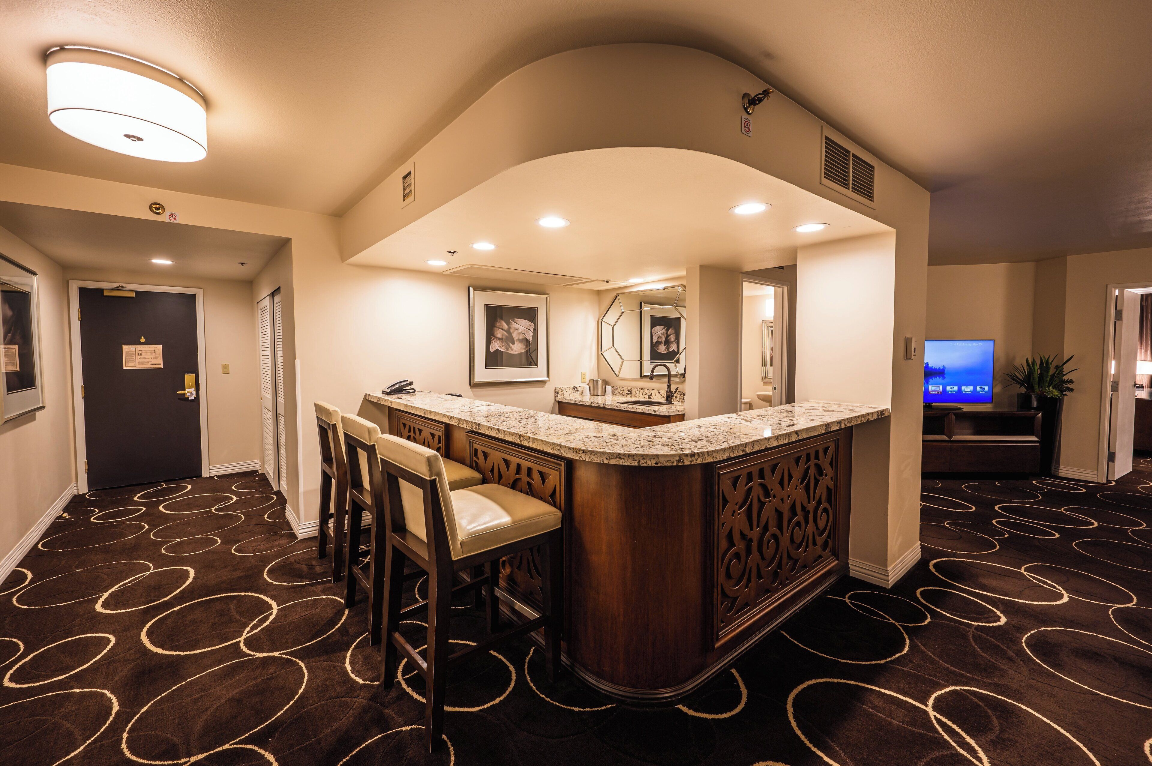 Signature Suite, 1 King Bed | Camas con pillow-top y espacio para trabajar con laptop 