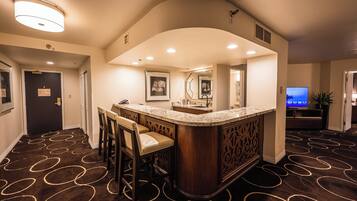 Signature Suite, 1 King Bed | Camas con pillow-top y espacio para trabajar con laptop