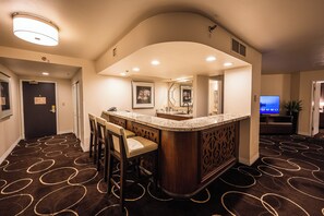 Signature Suite, 1 King Bed | 加厚床垫、笔记本电脑工作区、遮光窗帘、熨斗/熨衣板