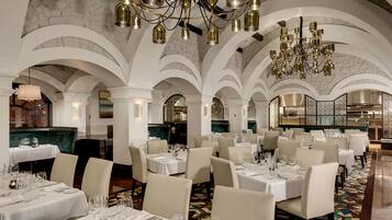 10 restaurantes, se sirven desayunos, comidas, cenas y cocina americana