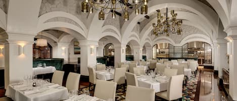 10 restauranter, frokost, lunsj og middag serveres, amerikanske retter