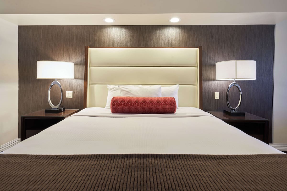 Bantalan ekstra lembut, ruang kerja ramah laptop, dan tirai kedap cahaya