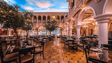 10 restaurantes; se sirven desayunos, almuerzos y cocina americana