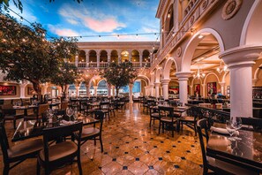 10 restaurants, servant le déjeuner et le dîner; cuisine américaine