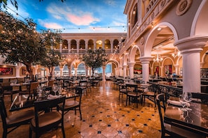 10 restaurants, servant le déjeuner et le dîner; cuisine américaine