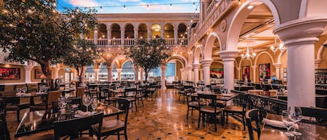 10 restaurants, breakfast, lunch, dinner served; American cuisine