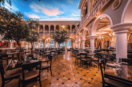 10 restaurants, breakfast, lunch, dinner served; American cuisine. Sunset Station Hotel & Casino