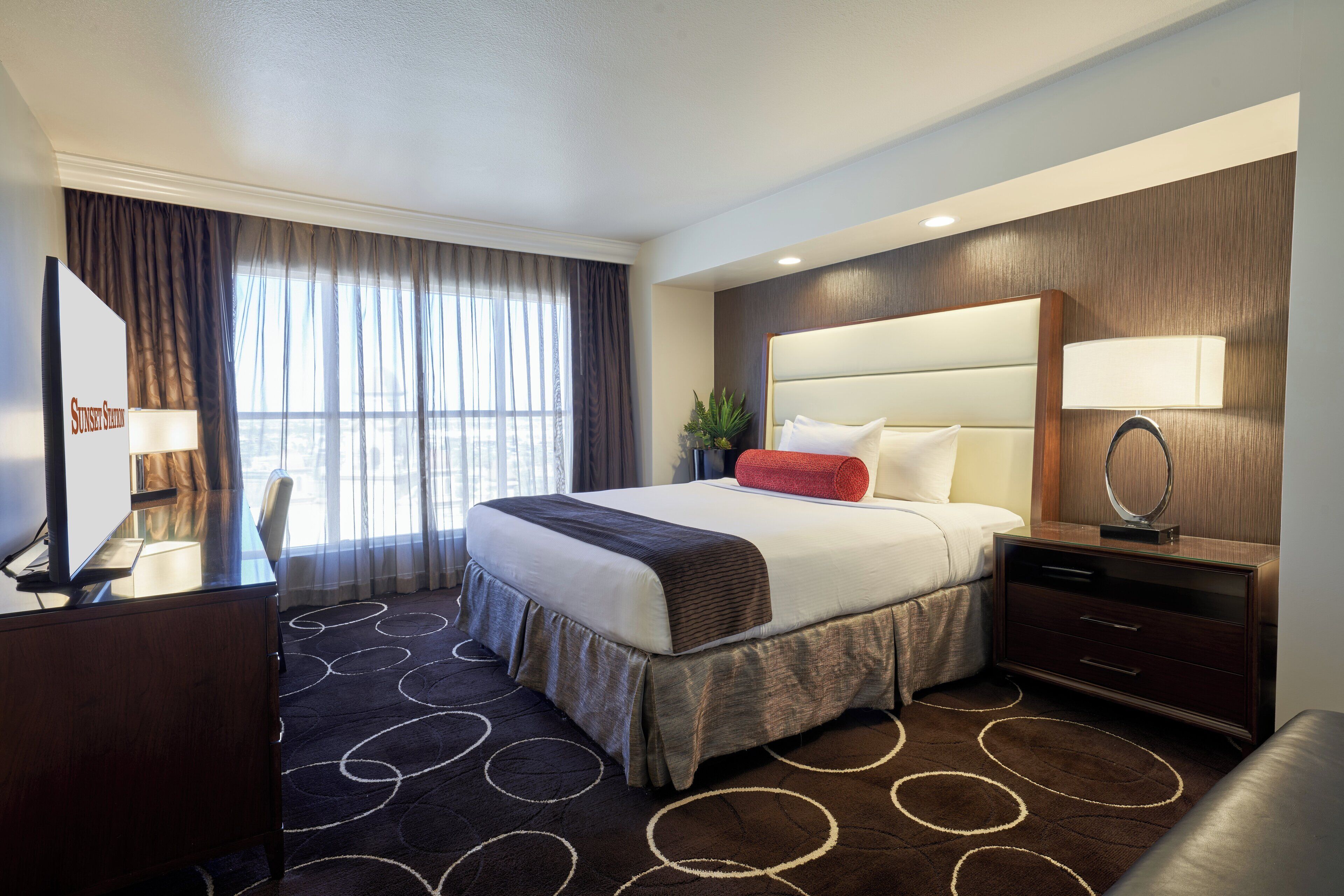 Signature Suite, 1 King Bed | 加厚床垫、笔记本电脑工作区、遮光窗帘、熨斗/熨衣板