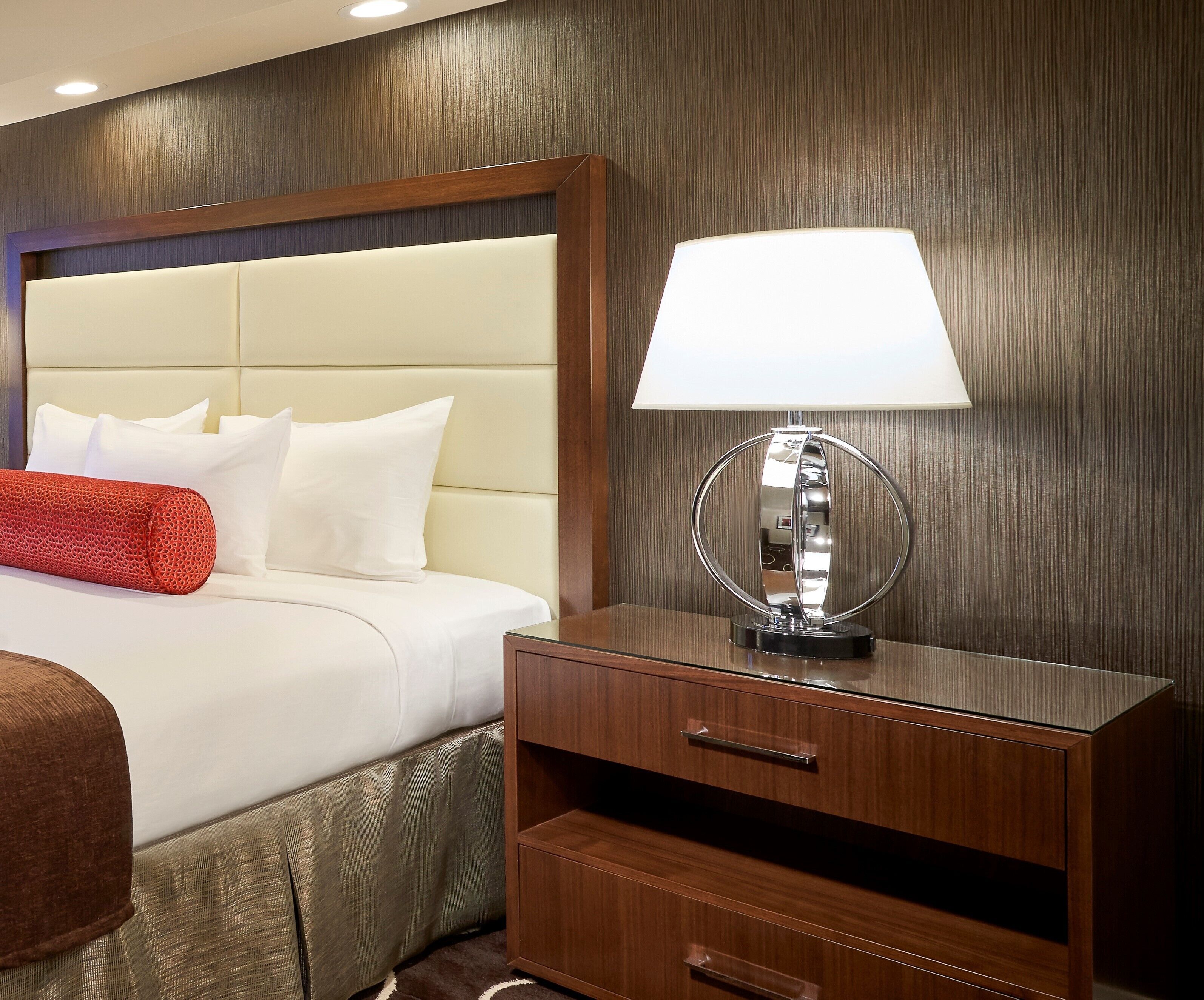 Senger med overmadrass, skrivebord for bærbar PC og blendingsgardiner