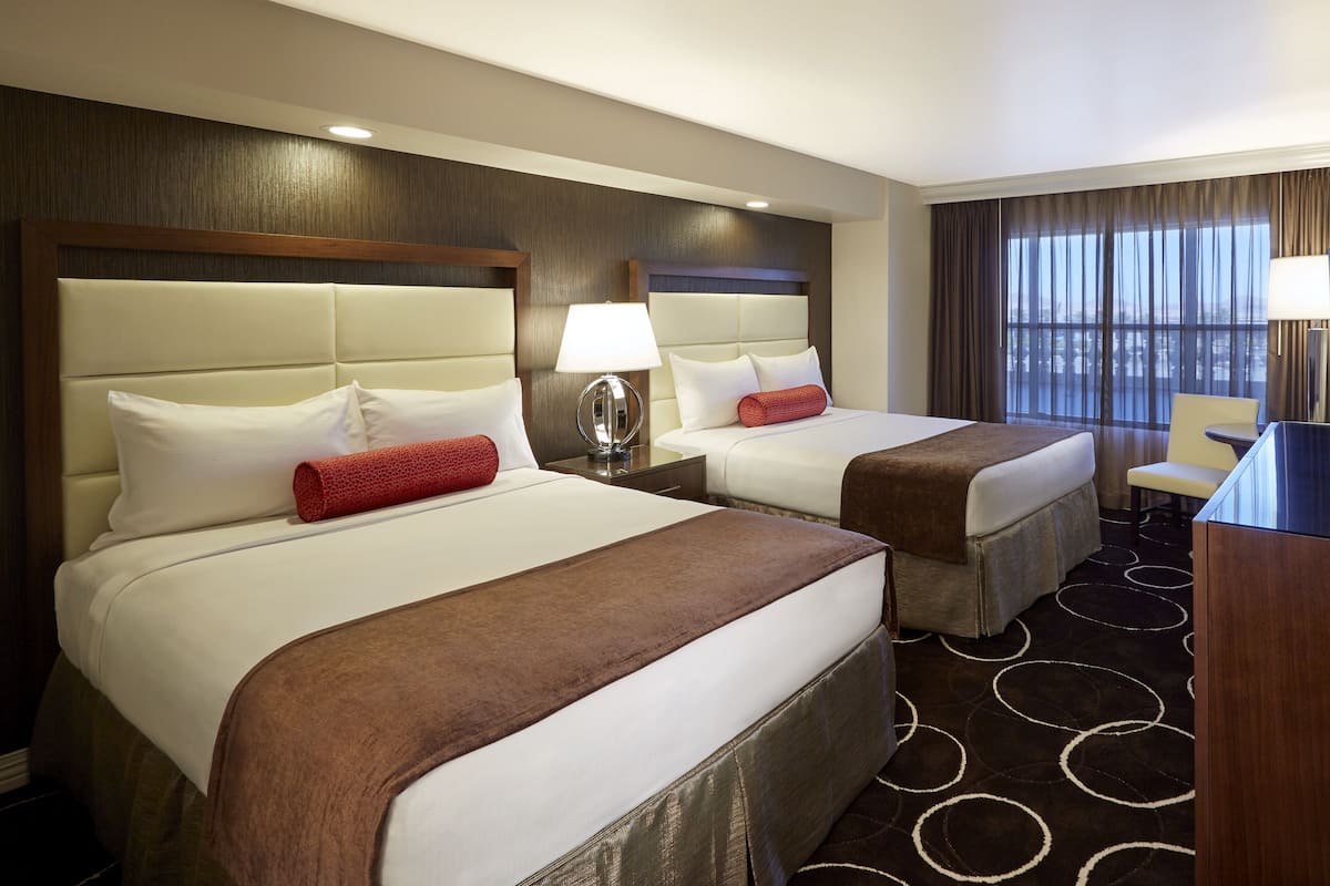 Deluxe View Room, 2 Queen Beds, High Floor | Bantalan ekstra lembut, ruang kerja ramah laptop, dan tirai kedap cahaya