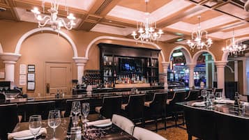 10 restaurants, breakfast, lunch, dinner served; American cuisine