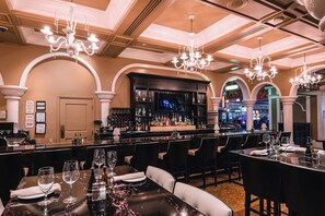 10 restauranter, frokost, lunsj og middag serveres, amerikanske retter