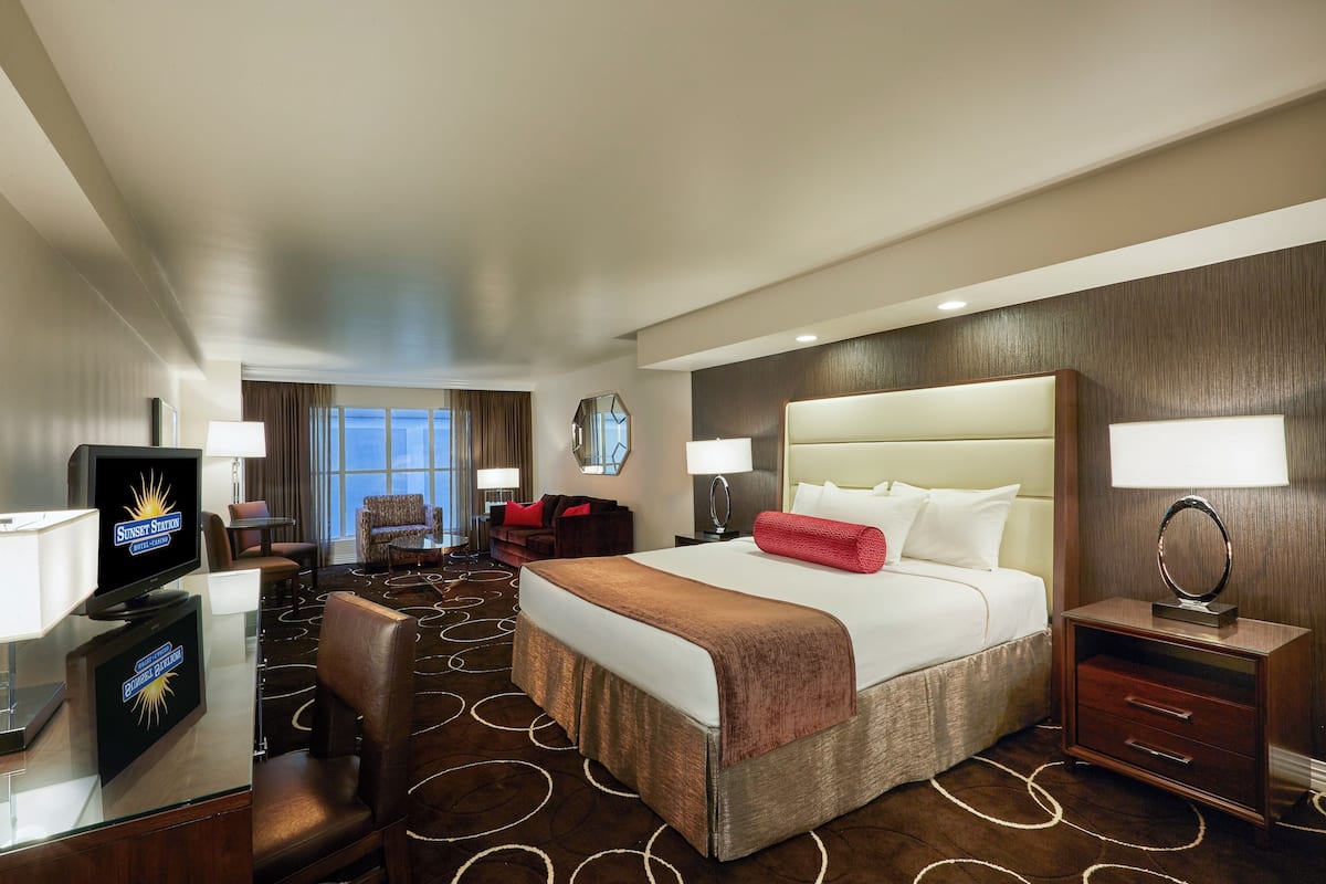 Petite Suite, 1 King Bed | Camas con pillow-top y espacio para trabajar con laptop
