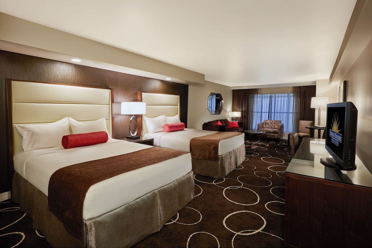 Petite Suite, 2 Queen Beds | Camas con pillow-top y espacio para trabajar con laptop