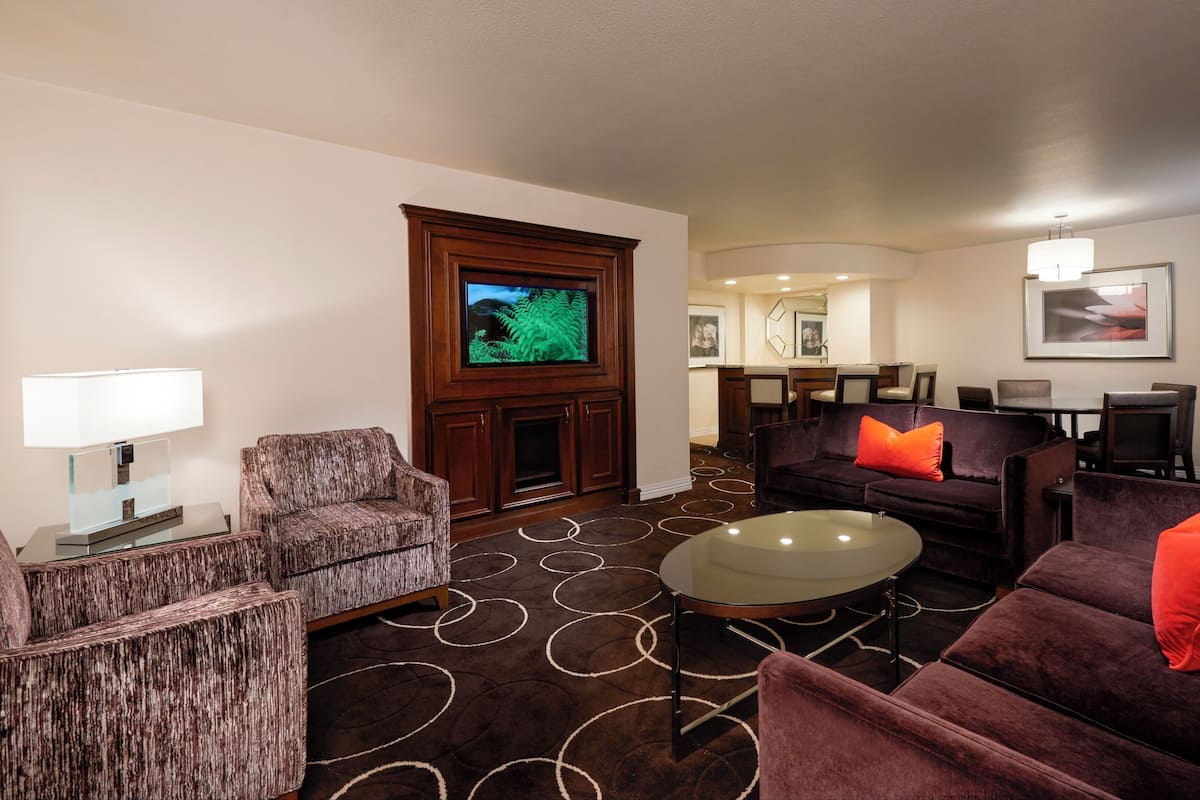 Luxury Suite, 1 King Bed | Bantalan ekstra lembut, ruang kerja ramah laptop, dan tirai kedap cahaya