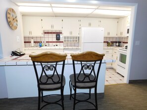 Chambre Prestige, 2 grands lits, cuisine, dans l’édifice annexe | Cuisine privée | Four à micro-ondes, cafetière-théière, produits de nettoyage