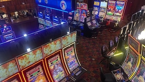 Un casinò con diverse slot machine e un'area bar.