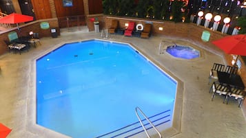 Una piscina techada, una piscina al aire libre