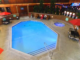 Una piscina techada, una piscina al aire libre