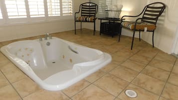 Bañera con ducha, bañera de hidromasaje, secador de pelo, toallas