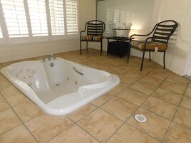 Bañera con ducha, secador de pelo, toallas, jabón