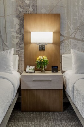 In-room safe, desk, blackout drapes, iron/ironing board - Courtyard by Marriott in Portsmouth (Portsmouth)