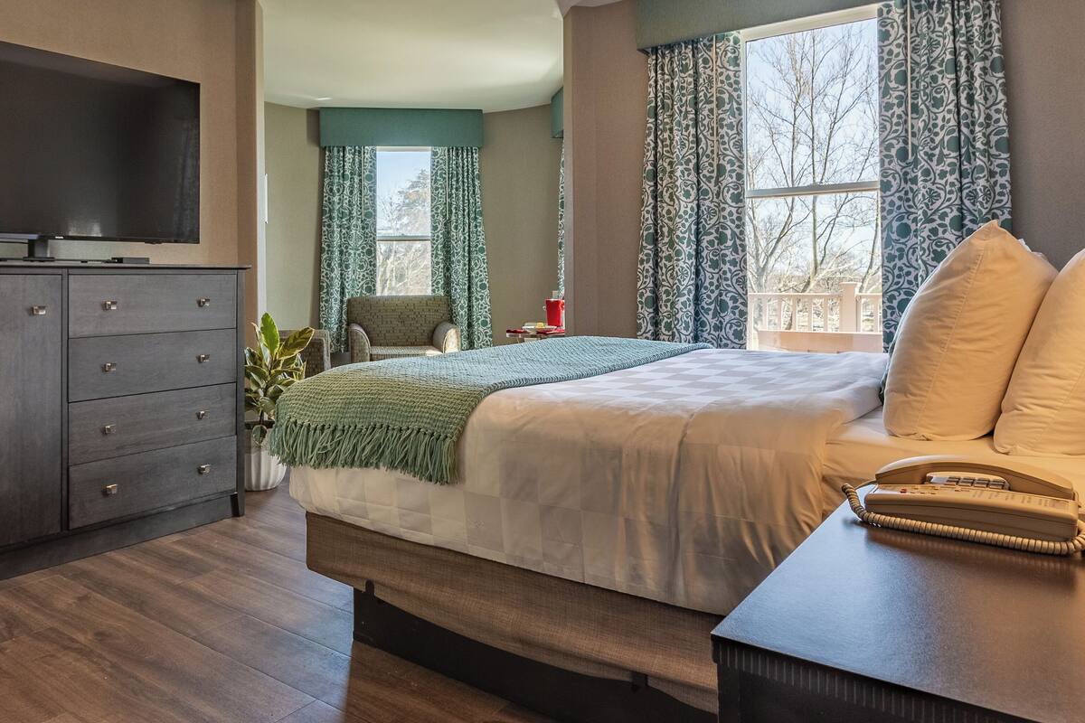 1 bedroom, pillow-top beds, individually furnished, desk