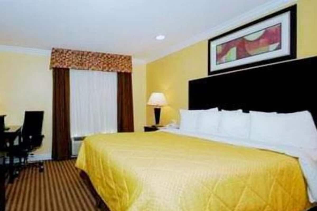 Tabla de planchar con plancha, wifi gratis, ropa de cama y despertador