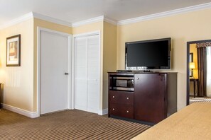 Iron/ironing board, free WiFi, bed sheets, alarm clocks - Quality Inn near Mountain Creek (Vernon)
