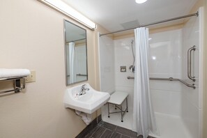 Regadera, amenidades de baño gratuitas, secadora de cabello, toallas 