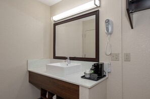 Shower, free toiletries, hair dryer, towels - Red Roof Inn Freehold (Freehold)