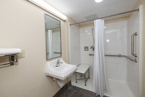 Habitación superior, 1 cama King size (Roll-In Shower, Smoke Free) | Baño para personas con discapacidad