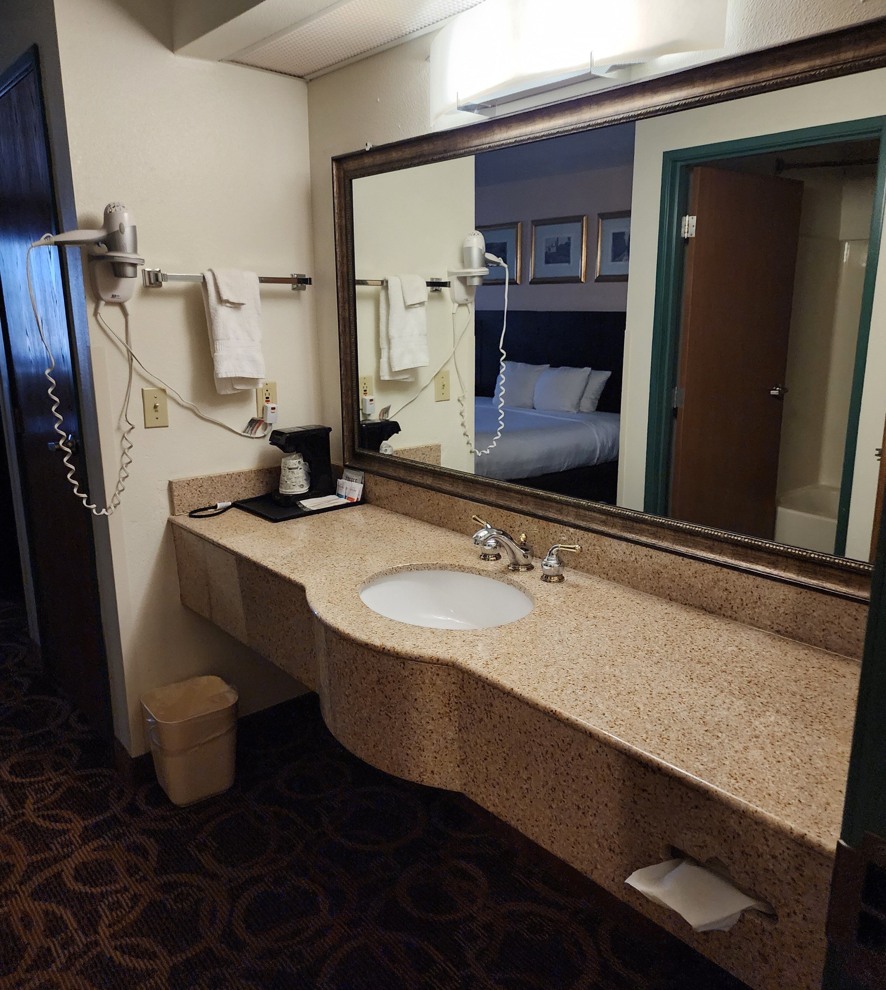 combined shower/bathtub, hair dryer, towels