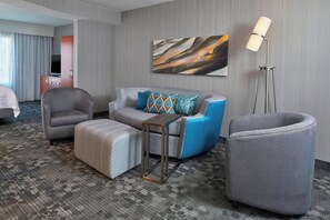 Suite, 1 King-Bett und Schlafsofa | Wohnbereich | LCD-Fernseher, Pay-TV