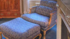 Huone, josta on näkymä merelle, ja jossa on puinen kaappi sekä kuviollisia huonekaluja.