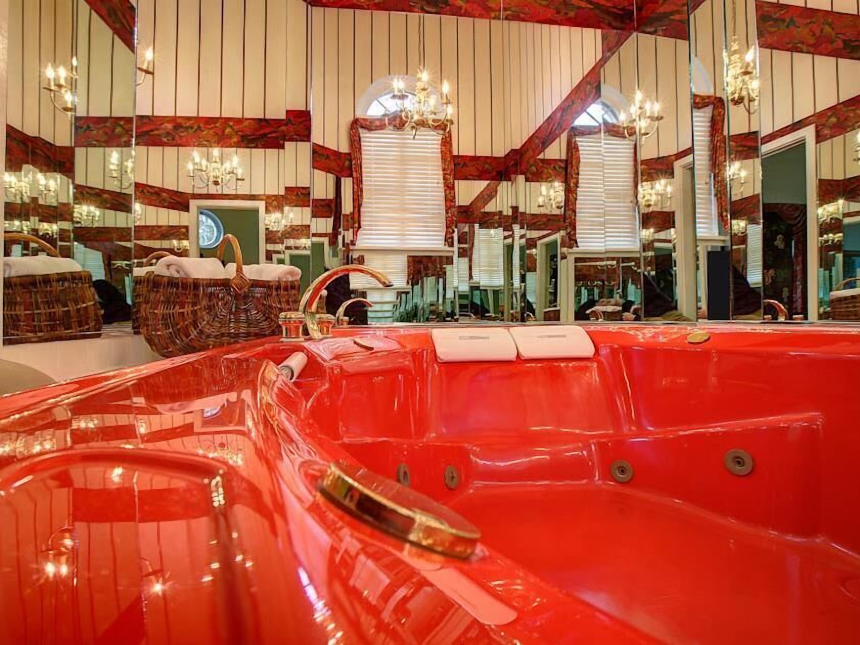 suite (the whirlpool) | bathroom | free toiletries, bathrobes, towels