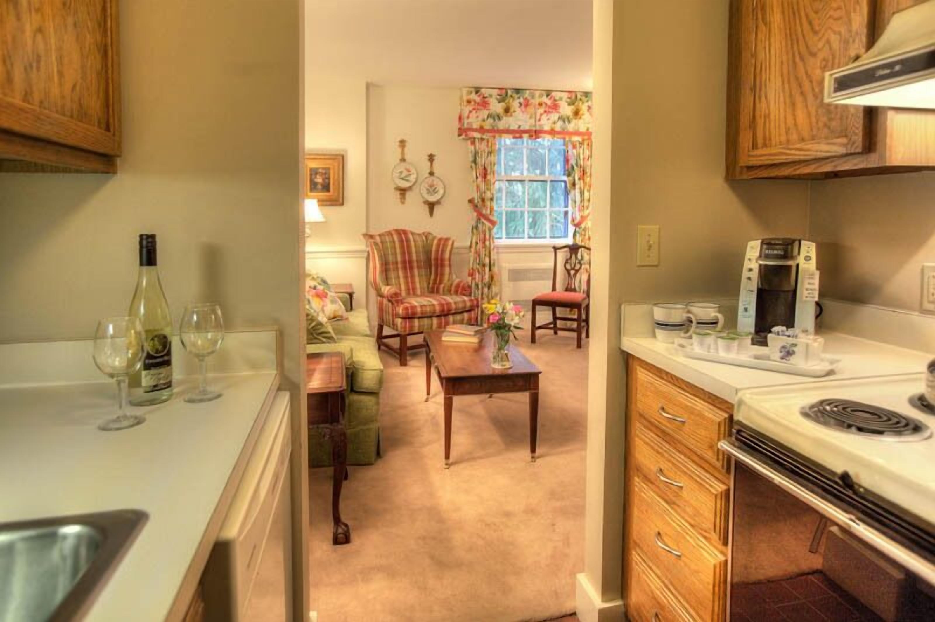 deluxe suite, 1 bedroom | private kitchen | fridge, microwave, oven, stovetop