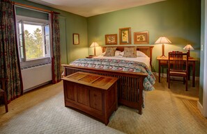 Kamar (The Loft) | Dilengkapi dengan perabotan berbeda-beda dan setrika/meja setrika