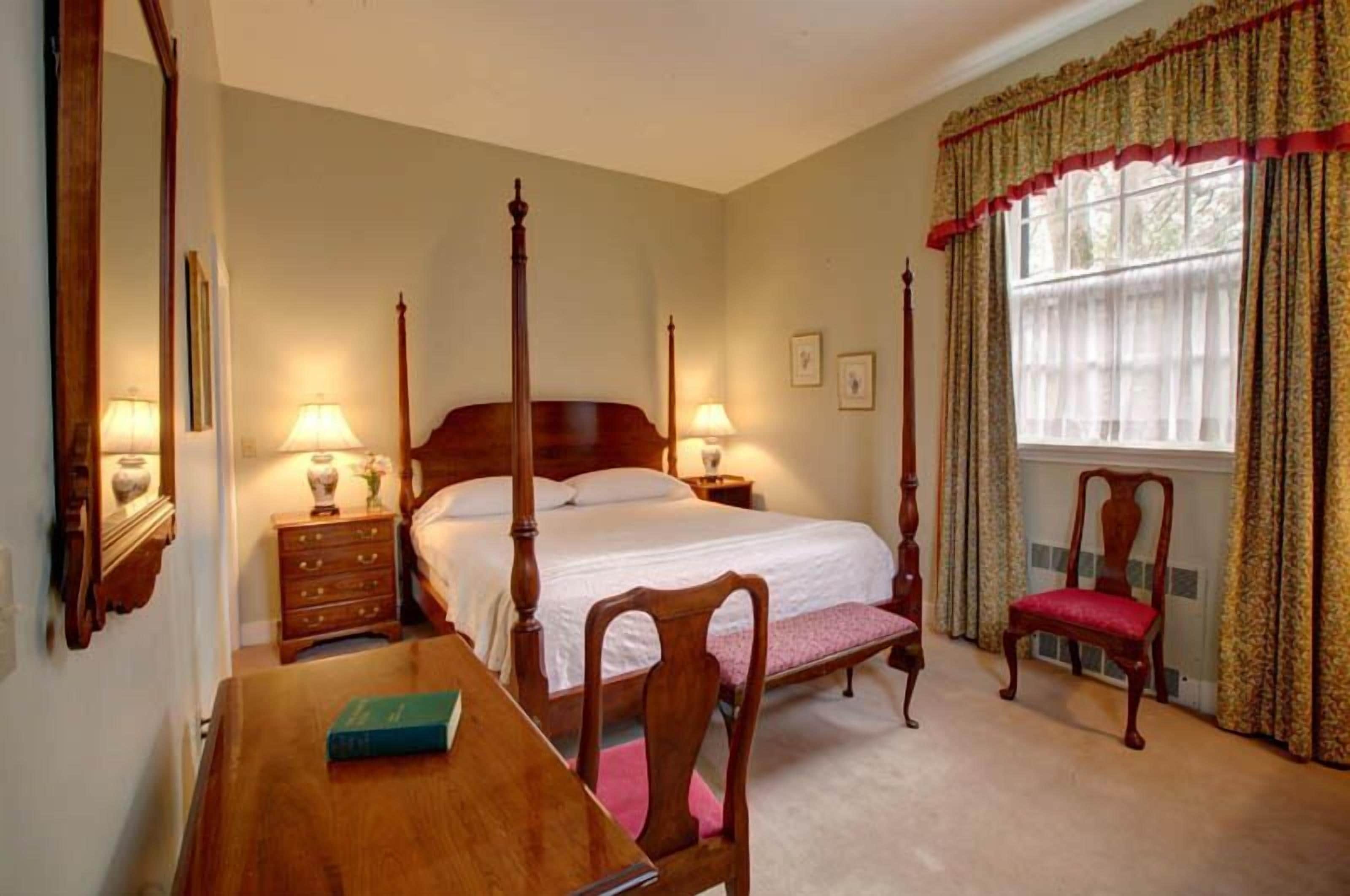 Individually furnished, iron/ironing board, free WiFi, bed sheets