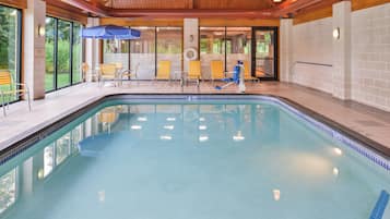 من حمّامات السباحة المغطاة