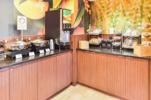Café da manhã com buffet grátis todos os dias