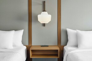 Habitación, 2 camas Queen size | Ropa de cama hipoalergénica y caja de seguridad en la habitación