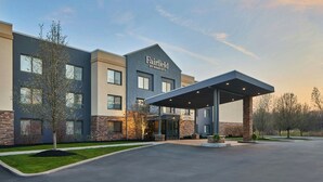 A Fairfield by Marriott hotel with a modern exterior, a covered entrance, and a landscaped driveway. - Fairfield Inn by Marriott Rochester East (Webster)