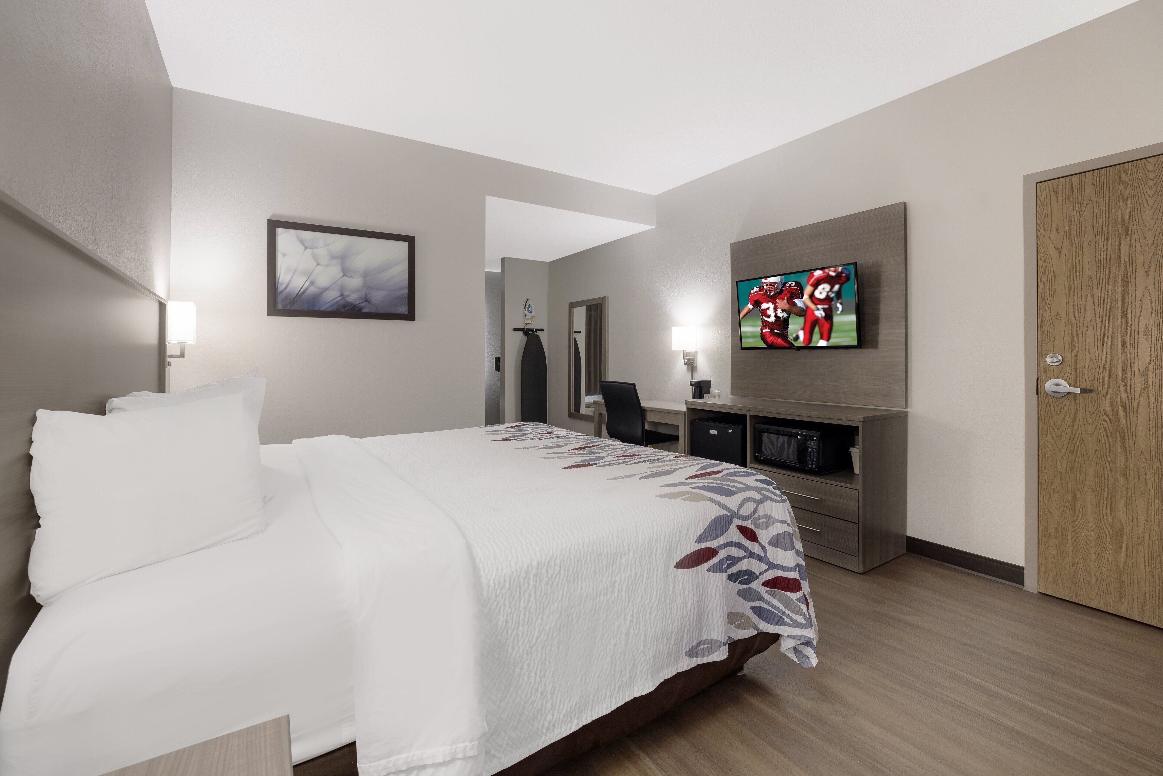 superior room, 1 king bed, accessible, non smoking (roll-in shower) | 1 bedroom, desk, laptop workspace, blackout curtains