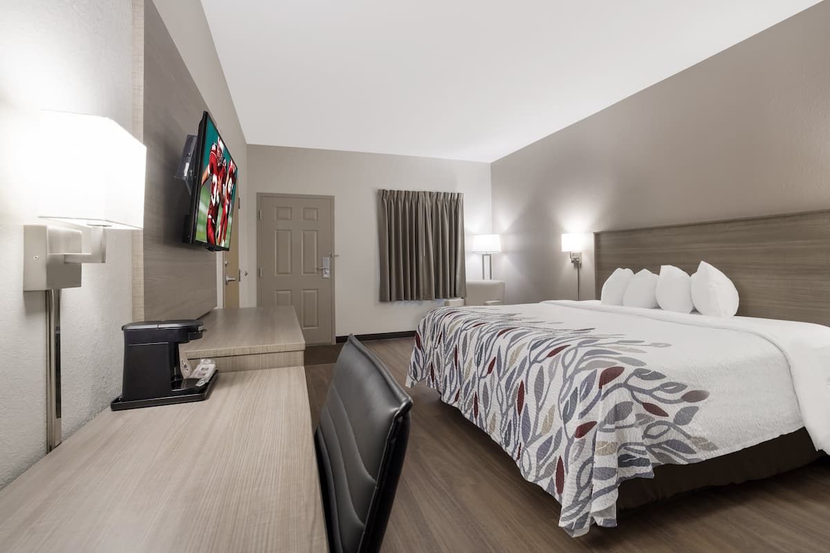 Habitación superior, 1 cama King size, con acceso para personas discapacitadas (Roll-In Shower) | Escritorio, espacio para trabajar con laptop y cortinas blackout