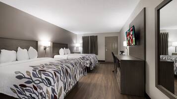 Quarto superior, 2 camas Queen, para não fumantes | Escrivaninha, espaço de trabalho para notebook, cortinas blackout