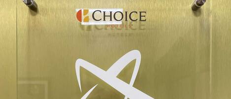 Une plaque d’or récompensant l’hôtel Comfort Inn de la chaîne Choice Hotels, situé à Pinehurst, en Caroline du Nord, avec une étoile stylisée et l’année 2021.