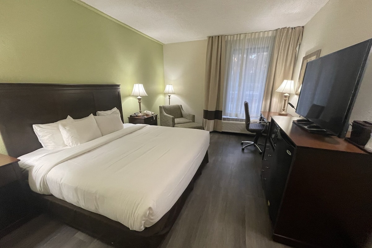 Standard Room, 1 King Bed, Non Smoking | Blackout drapes, iron/ironing board, free WiFi, bed sheets