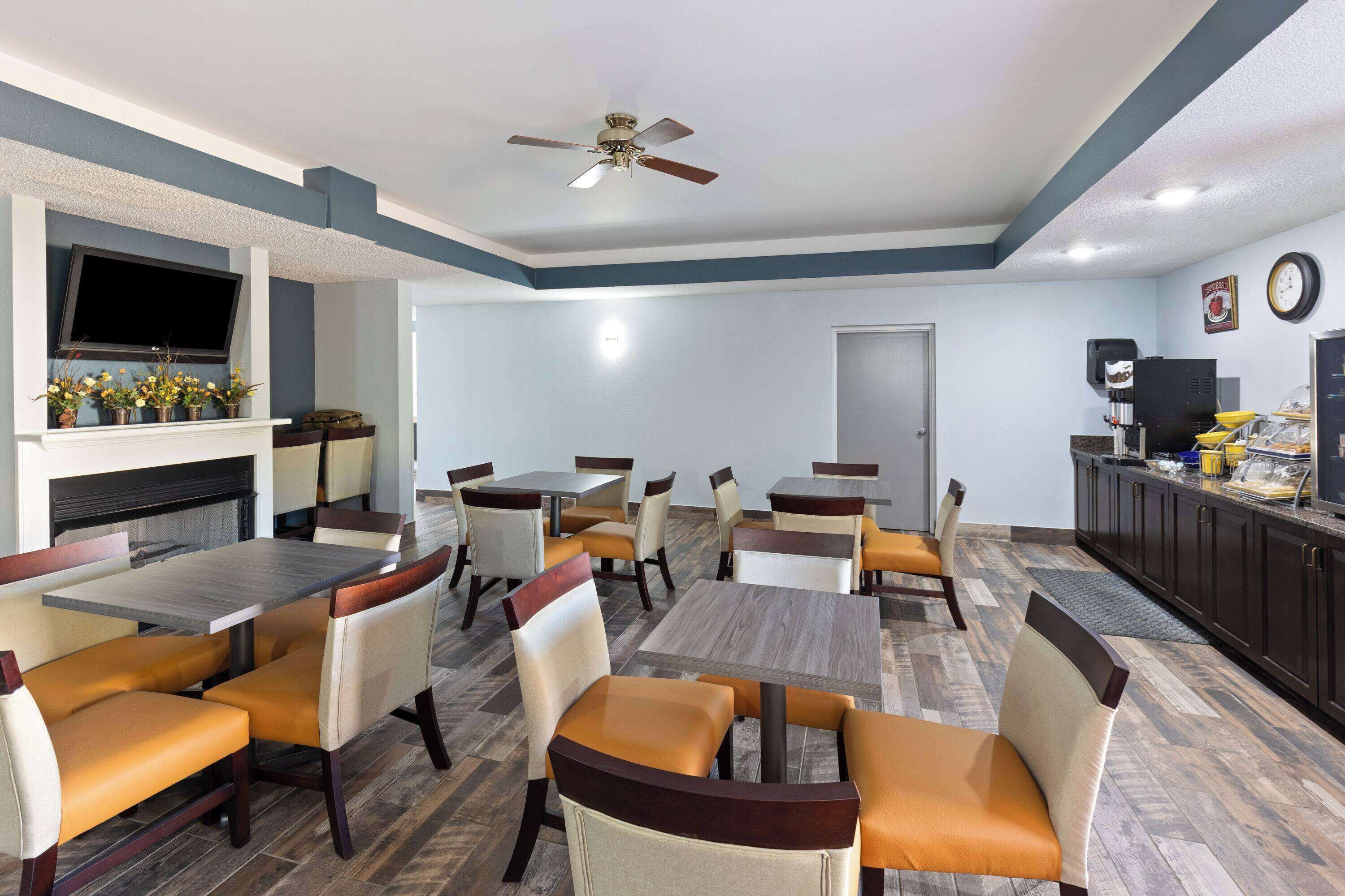 朝食 (コンチネンタル ブレックファスト)、毎日提供 (無料)